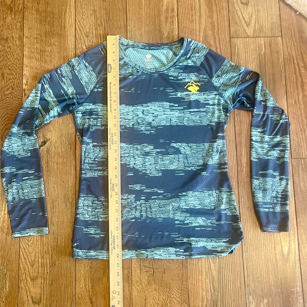 Women's Rabbit Trail Patterned Top- perforated. Size M.